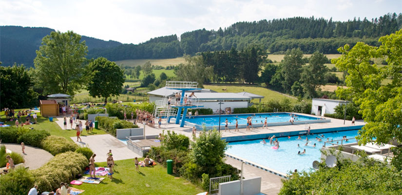 Openlucht golfslagbad schmallenberg